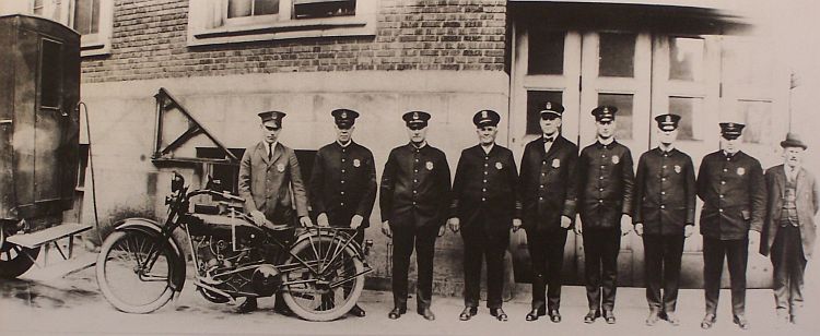Ft. Dodge police in 1917 - click to enlarge